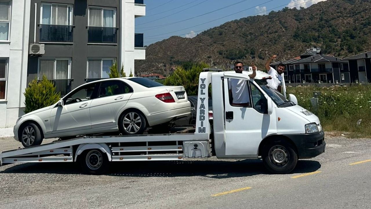 Çelik Oto Kurtarma ekibi çekici aracın kabininde