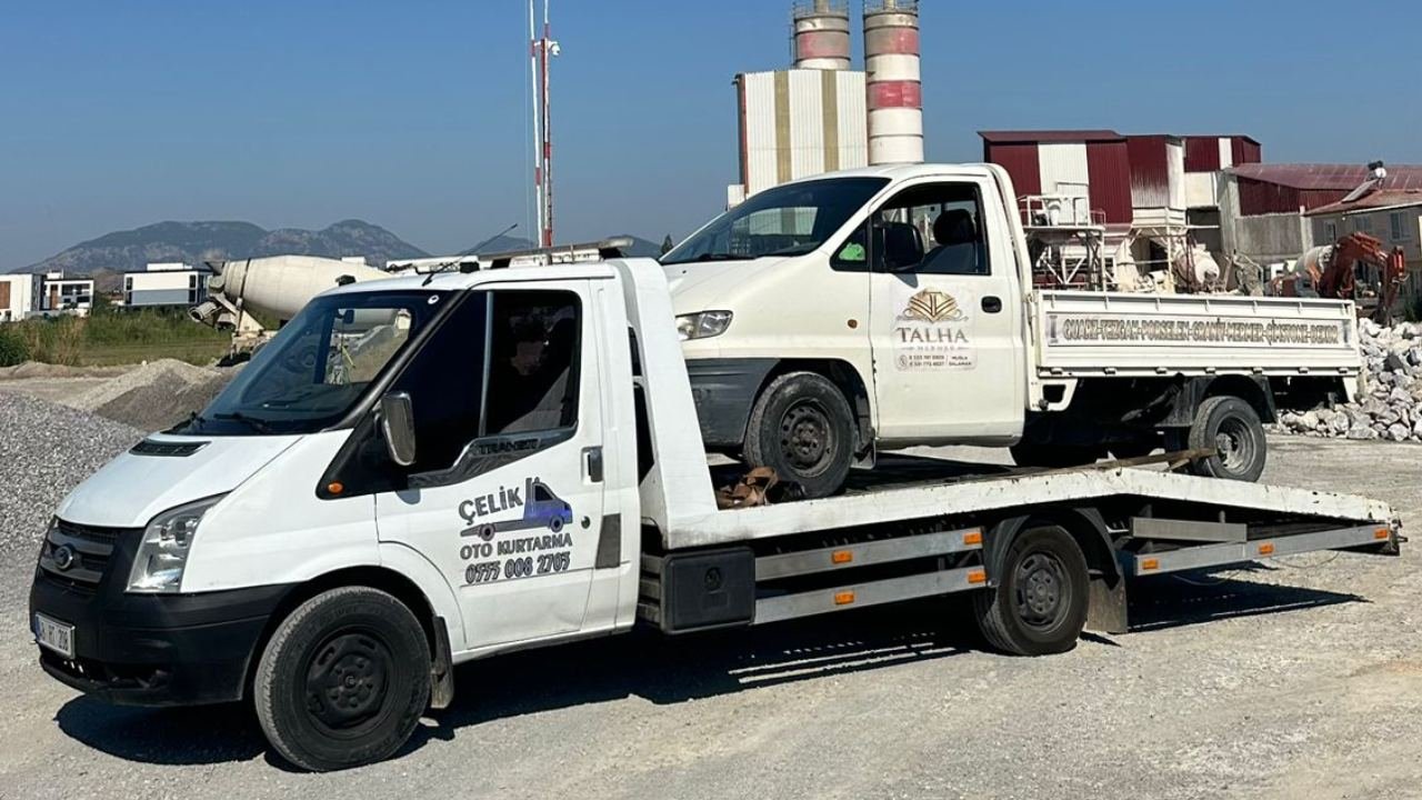 Çelik Oto Kurtarma çekicisi sahada bir aracı yüklerken