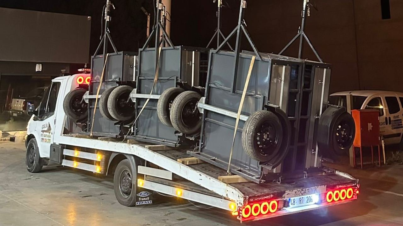 Çelik Oto Kurtarma ekibi araç kurtarma sırasında